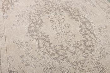 An Ushak capet, c. 279 x 188 cm.