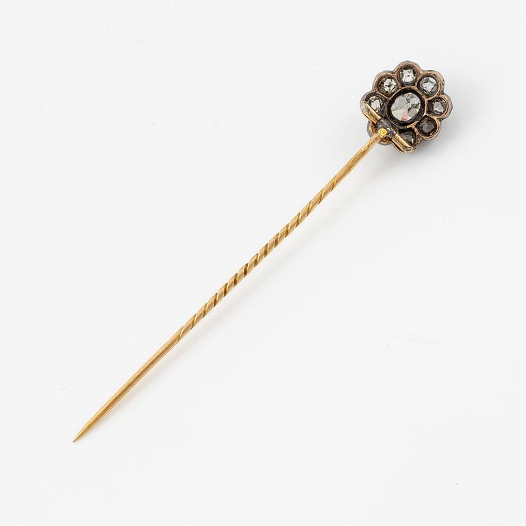 A brooch/pin in 18K gold silver with old-cut diamonds.