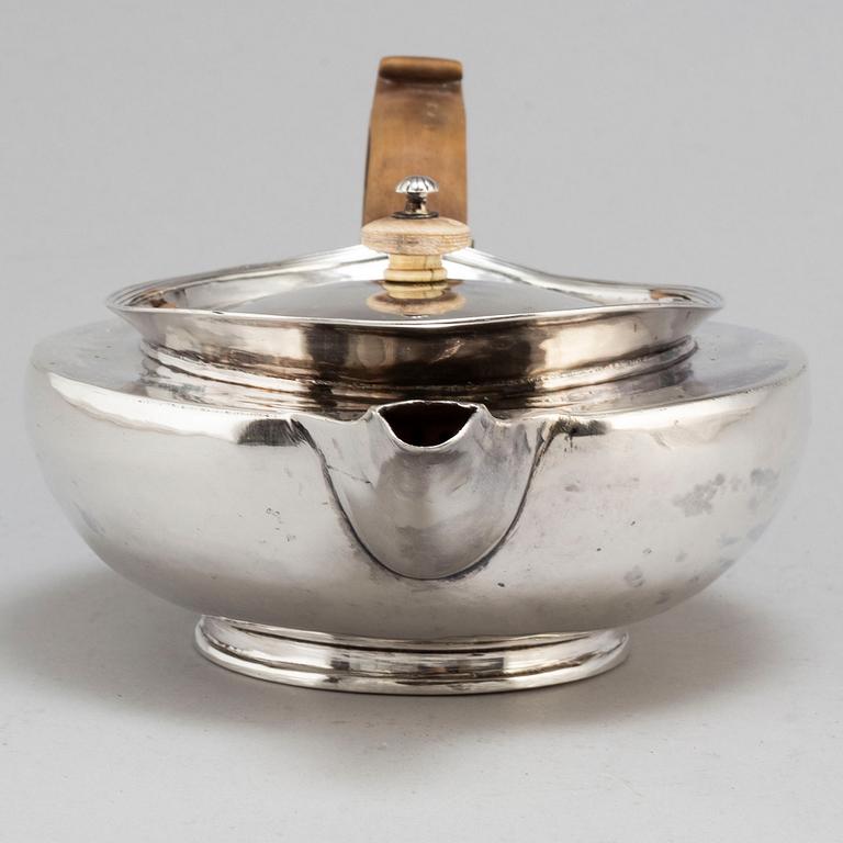 An English early 19th centruy silver tea-pot, marked London 1801.