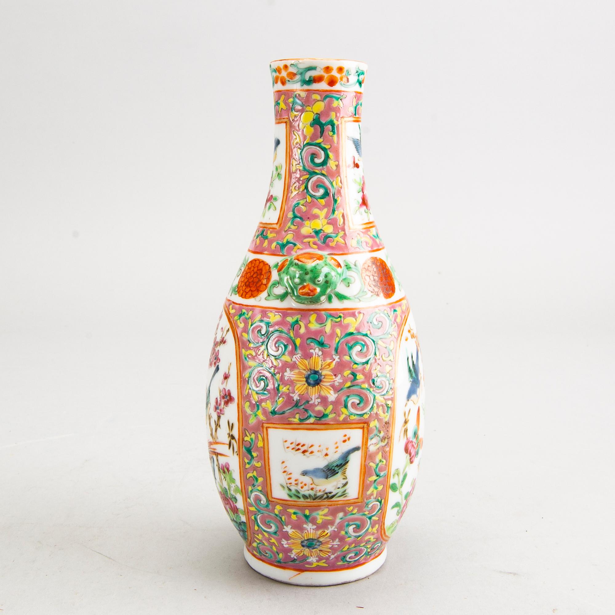 A Chinese vase, late Qing dynasty, circa 1900.
