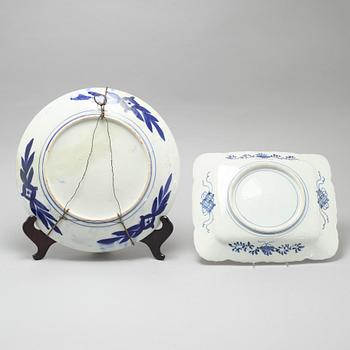 Two Japanese imari dishes, 20th Century.