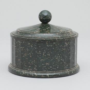 SMÖRASK MED LOCK. Älvdalen, 1800-talets början. Empire.