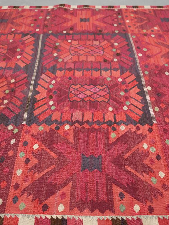 Barbro Nilsson, Matto, "Nejlikan röd", flat weave, ca 320-323 x 251 cm, signed AB MMF BN.