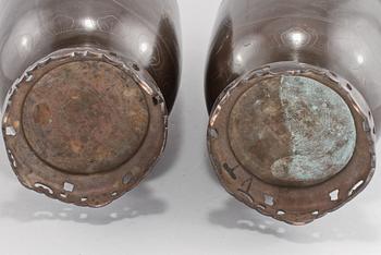 URNOR, ett par, troligen brons, Kina, 1900-tal.