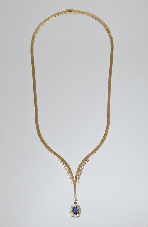 COLLIER, 18K guld med 33 briljantslipade diamanter samt ovalslipad blå safir. Vikt 32,4 gram.