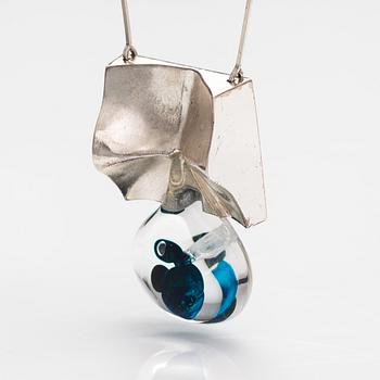 Björn Weckström, Halsband "Big drop", sterlingsilver och akryl. Lapponia 1973.