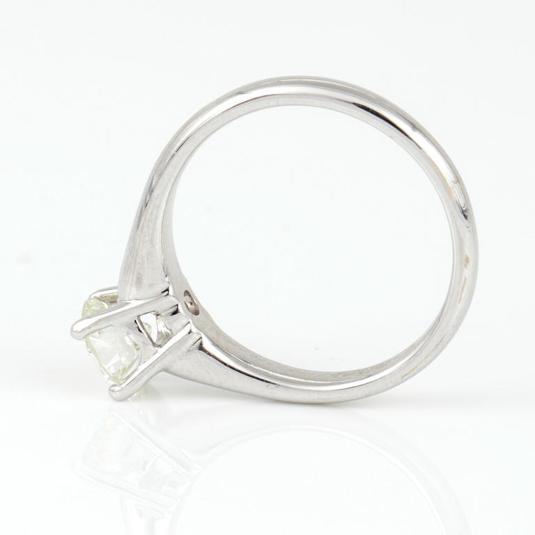 RING, enstenring, 18K vitguld med briljantslipad diamant, 0,90 ct. Vikt 4,14 g.