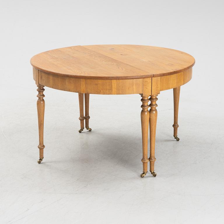 An oak dining table, around the year 1900.