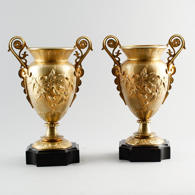 URNOR, 1 par, förgylld brons, 1800-talets mitt.