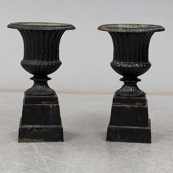 TRÄDGÅRDSURNOR, ett par, gjutjärn, 1900-tal.