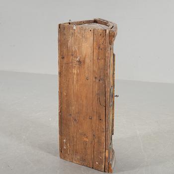 HÖRNHÄNGSKÅP, 17/1800-tal, daterat.
