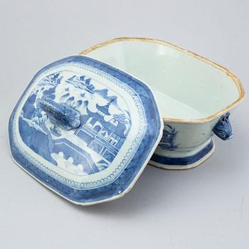 A blue and white tureen with cover, Qing dynasty, Jiaqing and a serving dish, Qianlong (1736-95).