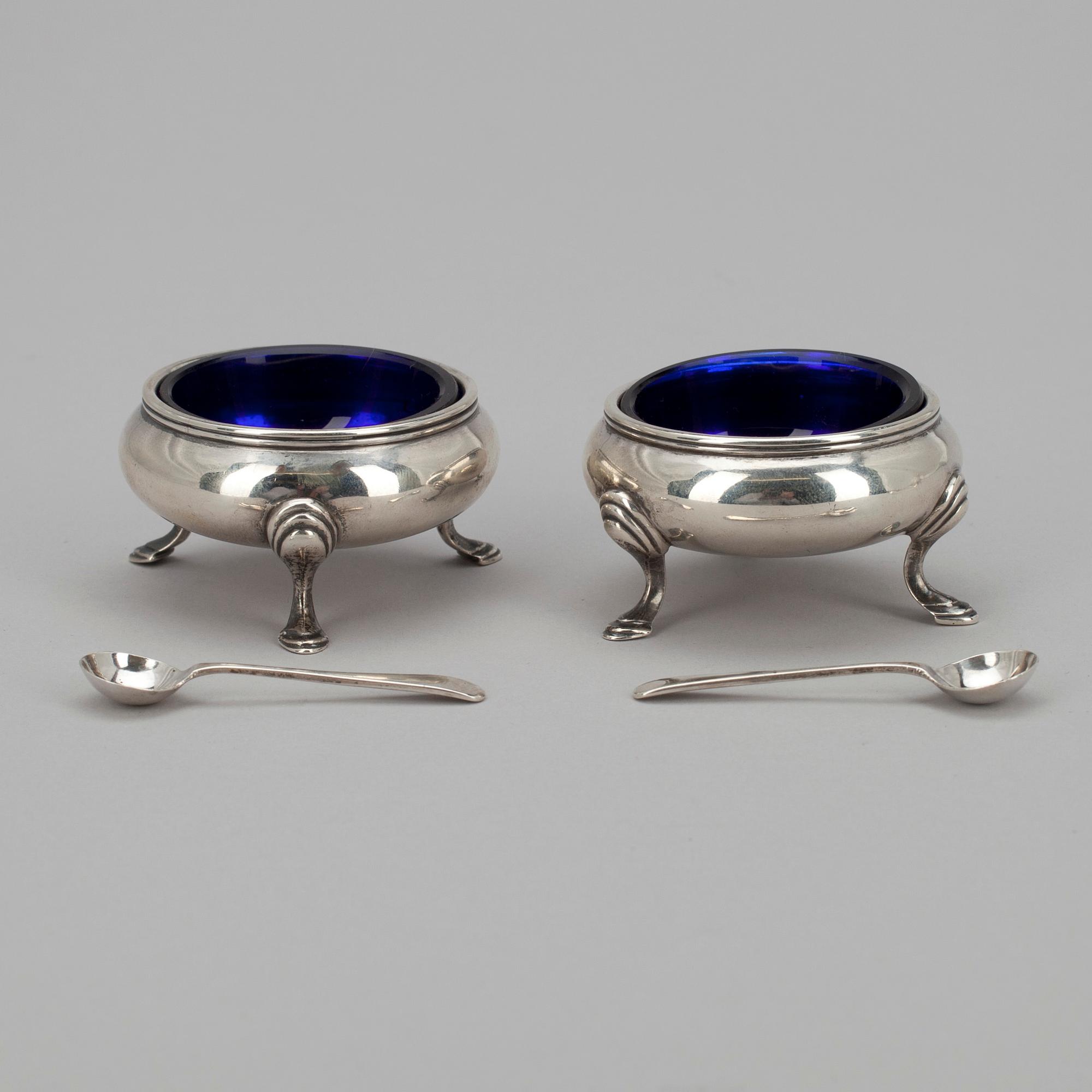 SALTKAR, PEPPARSTRÖARE samt SOCKERTÅNG, England 1800- och 1900-tal. Tot. silvervikt 172 g.