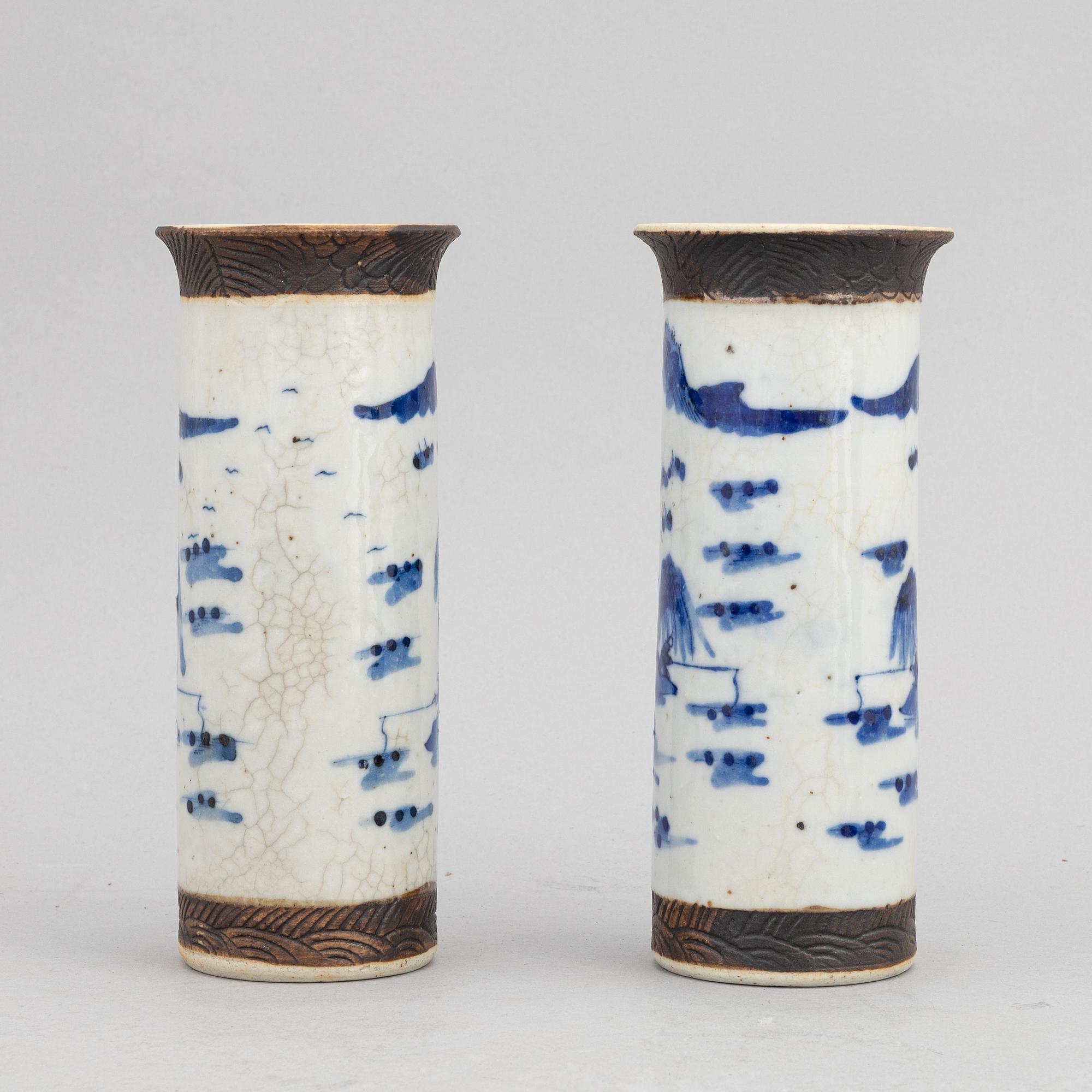 A group of Chinese blue and white porcelain vases and a bowl, 20th century.