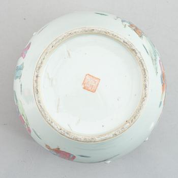 A famille rose tureen with cover, late Qing dynasty.