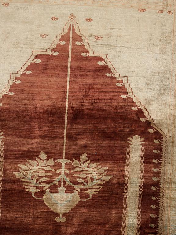 MATTO, an antique silk Tabriz, ca 161,5-163,5 x 121,5-124,5 cm.