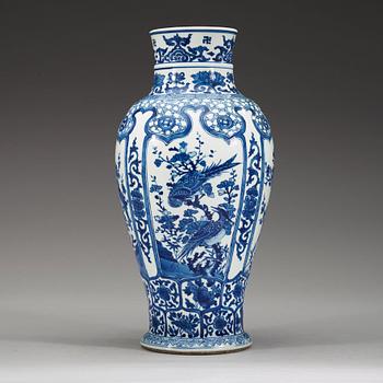 VAS, porslin. Qingdynastin, Kangxi (1662-1722).