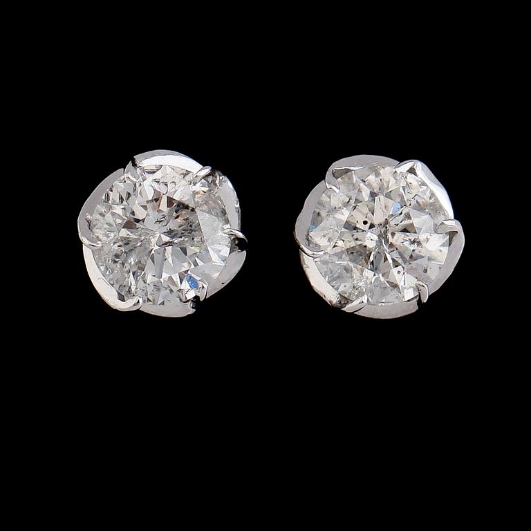 ÖRHÄNGEN, 1 par, 18K vitguld, solitära briljantslipade diamanter tot ca 1.84 ct.