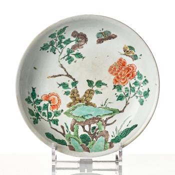 A set of two famille verte bowls and a dish, Qing dynasty, early Kangxi (1662-1722).