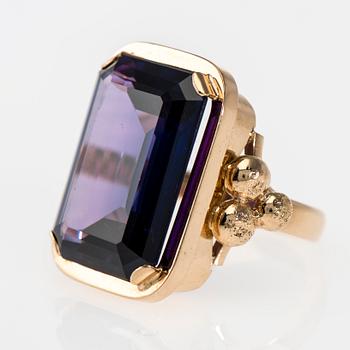 RING, 14K guld, syntetisk safir med färgväxling. Reino Viktor Koivisto 1967. Vikt ca 22,1 g.