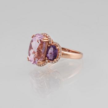 RING, 18K guld med briljantslipade diamanter ca 0.31 ct, kunzit ca 7.99 ct och ametister ca 1.29 ct. Vikt 5,9 gram.