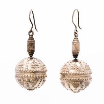 KALEVALA KORU, KAULAKORU ja KORVAKORUT, "Halikon kääty", pronssia, hopeaa.