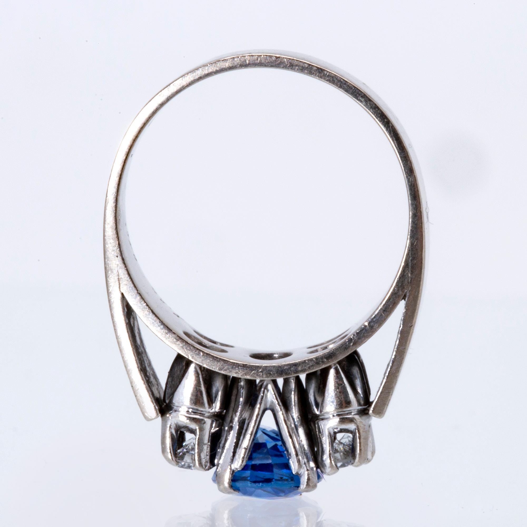 Ring 18K whitegold 1 sapphire approx 8 x 5 mm 4 brilliant-cut diamonds approx 0,30 ct, Atelier Ajour Stockholm 1980.