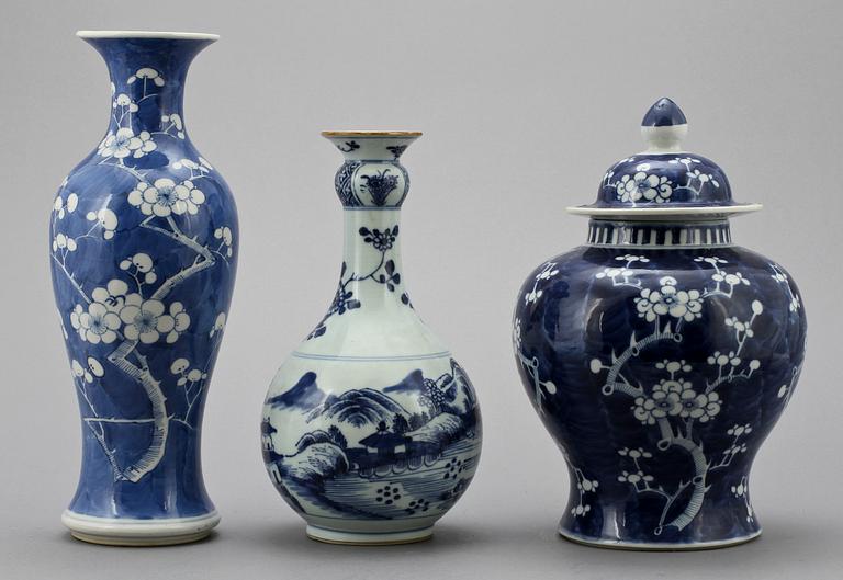 VASER, 2 st, samt LOCKURNA, porslin, Kina, 1800-tal.
