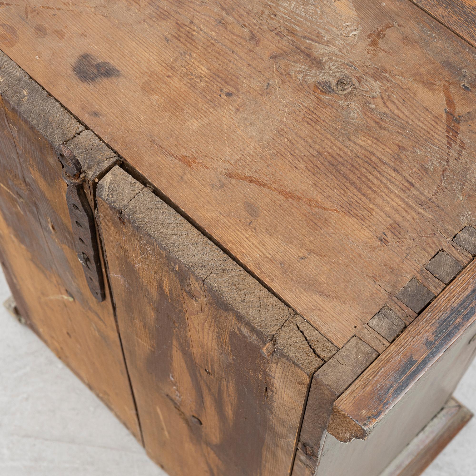 Hanging cabinet, 19th century.