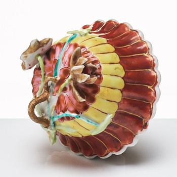Kanna med lock samt kopp med fat, kompaniporslin. Qingdynastin, Qianlong (1736-95).
