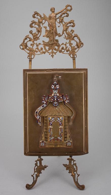 FOTOALBUM samt STÄLLNING, mässing, emaljerad dekor. Ryssland, 1900-talets början.