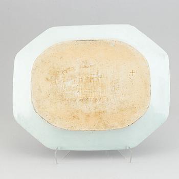 A Chinese porcelain serving dish, Qianlong (1736-95).