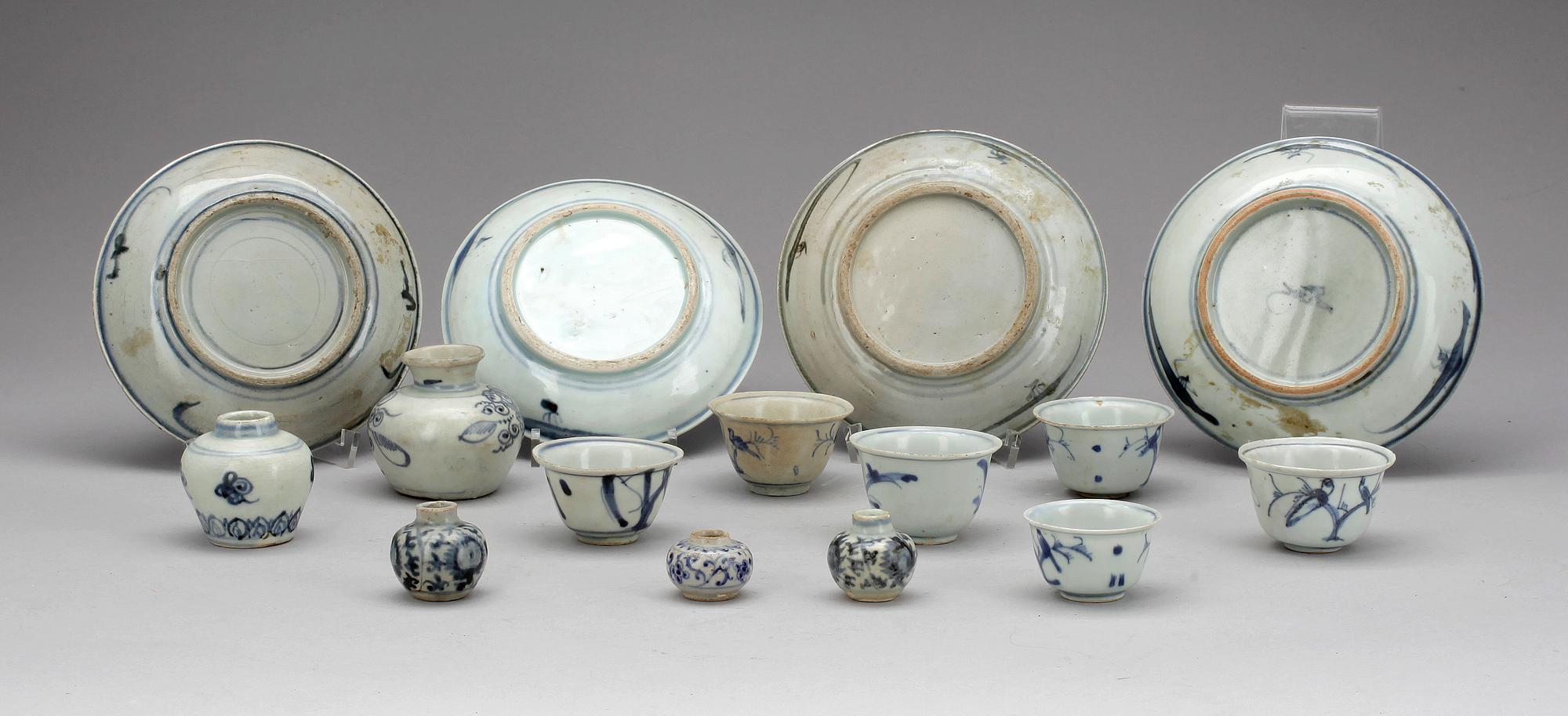 FAT samt KOPPAR och KRUKOR, 15 delar, porslin, Kina. 1800-tal.