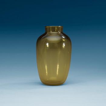 A peking glass vase, Qing dynasty.