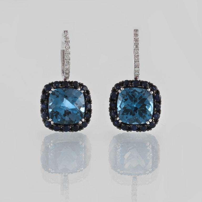 ÖRHÄNGEN, 18K vitguld med briljantslipade diamanter ca 0.25 ct, safirer ca 1.70 ct och topaser ca 12.08 ct. Vikt 7,3g.