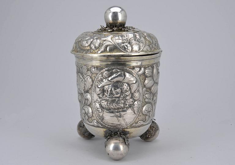 BÄGARE med LOCK, silver, möjligen Nürnberg, 1800-tal. Vikt 1140 g.