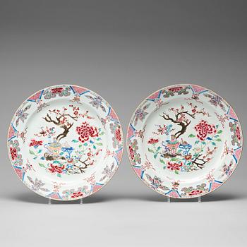 A pair of famille rose dishes, Qing dynasty, Qianlong (1736-95).