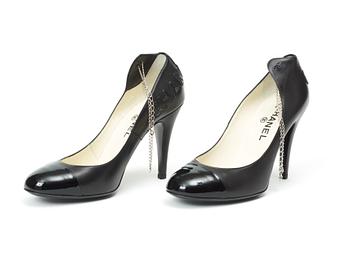312. A pair of 2010s black leather lady shoes by Chanel.