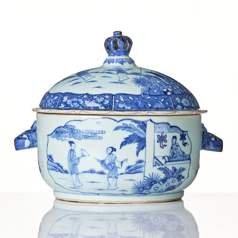 A blue and white tureen with cover, Qing dynasty, 18th century.