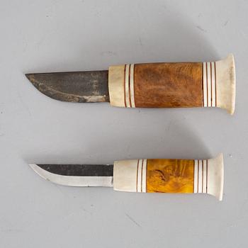 INGVAR SVONNI, two Sami reindeer horn knives, signed I Svonni.