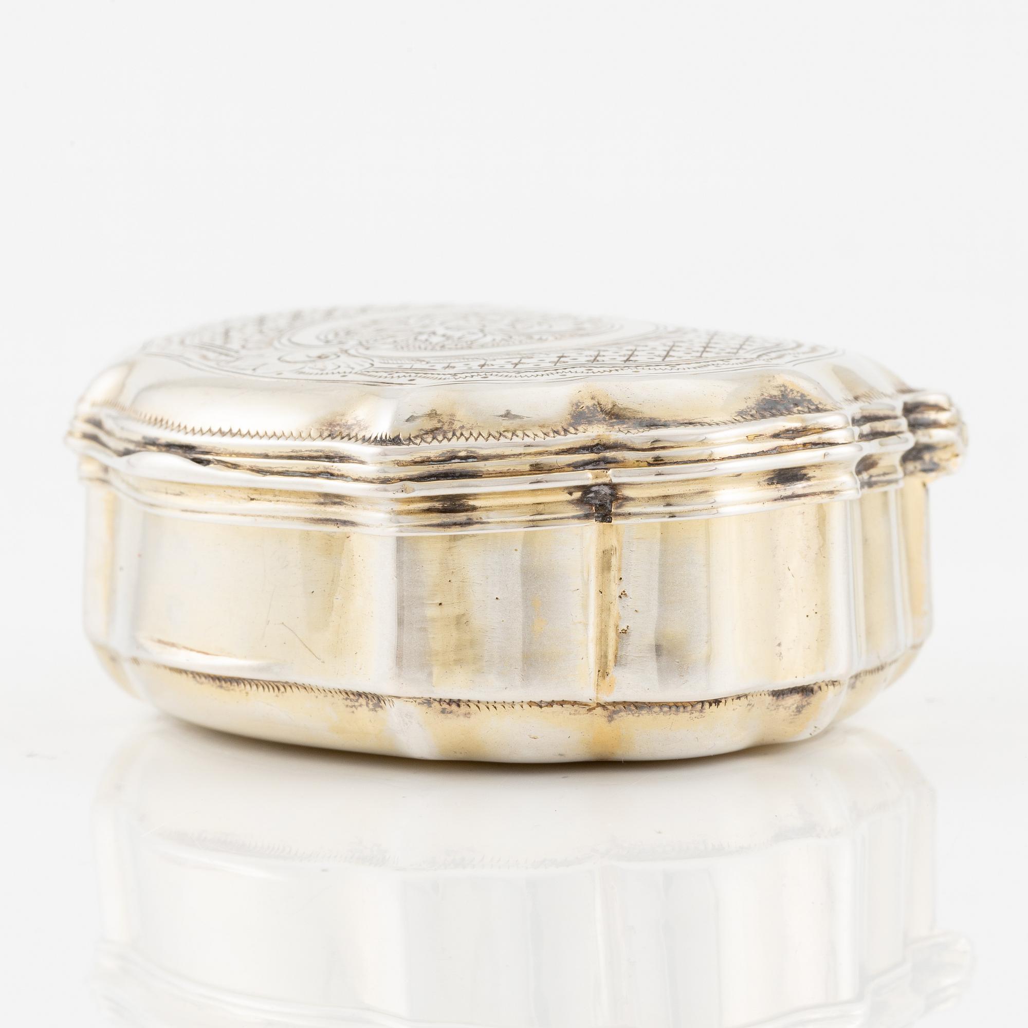 A German silver snuff box, unidentified maker DS, possibly Lüneburg 18th century.