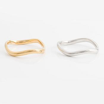 Two bangle bracelets in 18K gold and white gold.