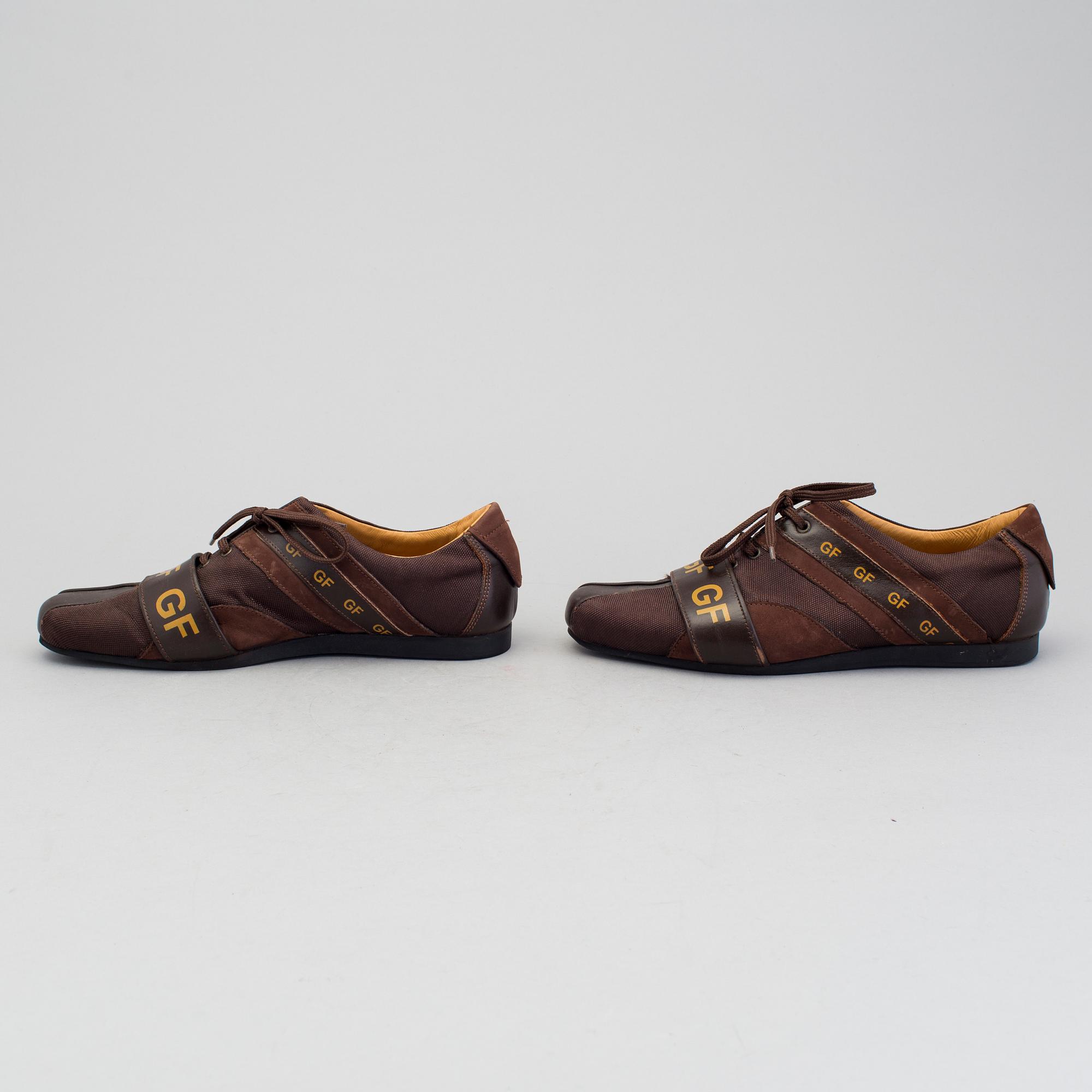 a pair of sneakers by Gianfranco Ferre. - Bukowskis