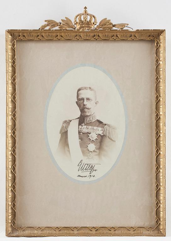 KUNGLIGT FOTOGRAFI MED AUTOGRAF, Gustaf V av Sverige. Egenhändigt sign o dat 1912.