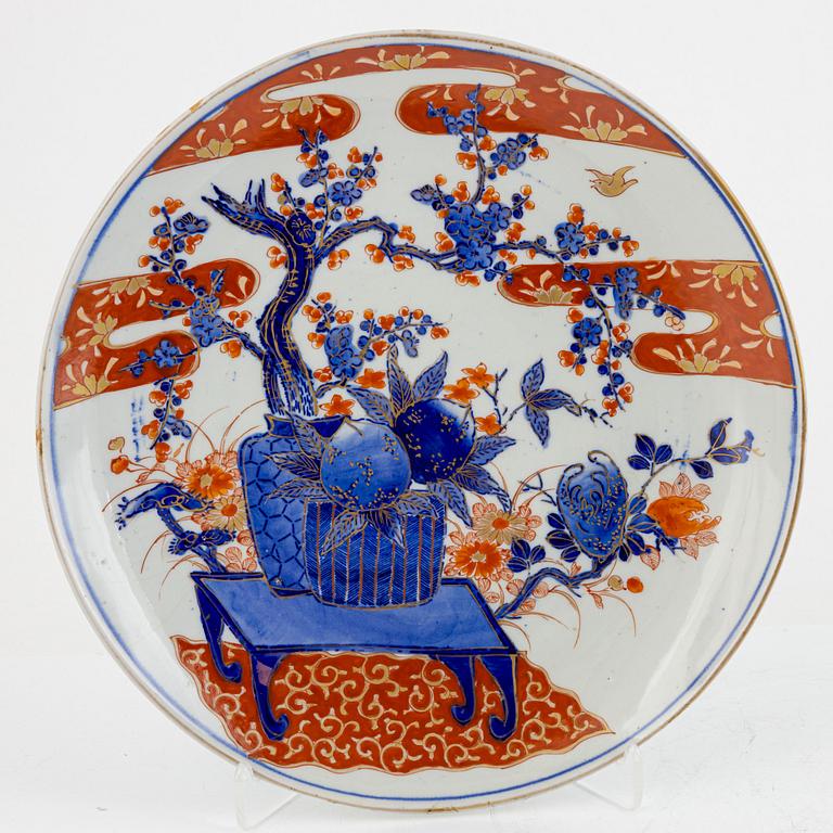 Two Japanese imari dishes, Meiji (1868-1912).