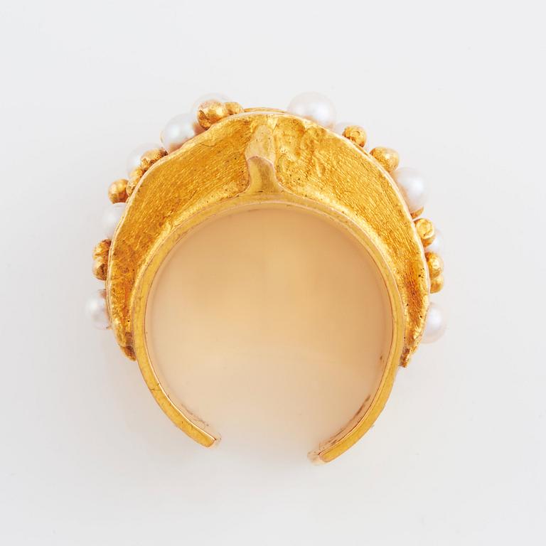 Karlheinz Sauer, an 18K gold ring set with cultured pearls,  Västerås 1974.