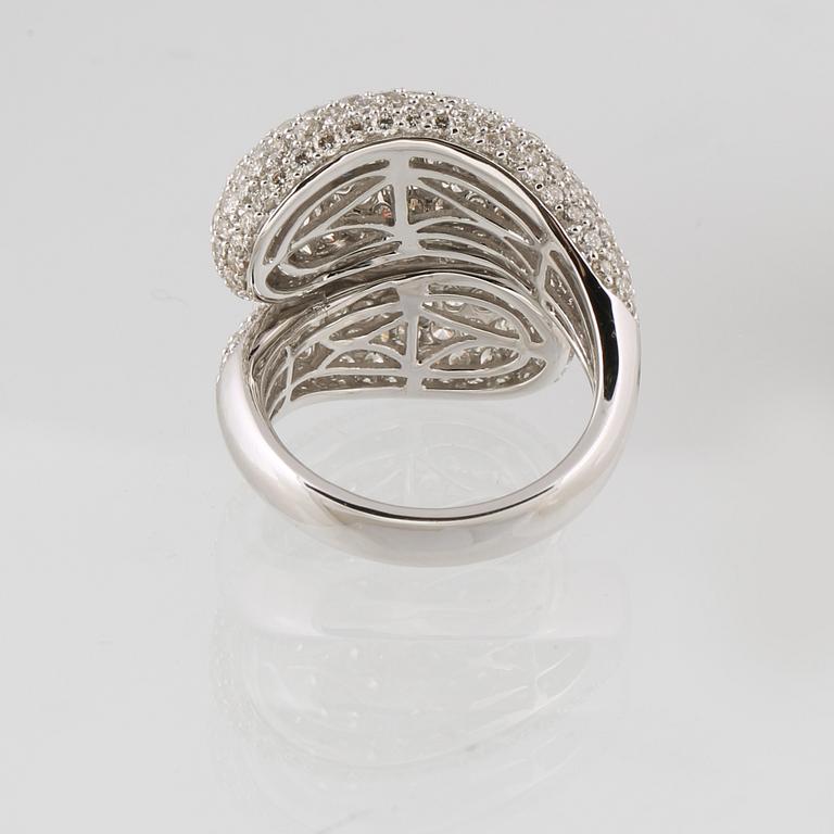 RING, 18K vitguld med 259 briljantslipade diamanter, 3.50 ct. Vikt 11,3 gram.