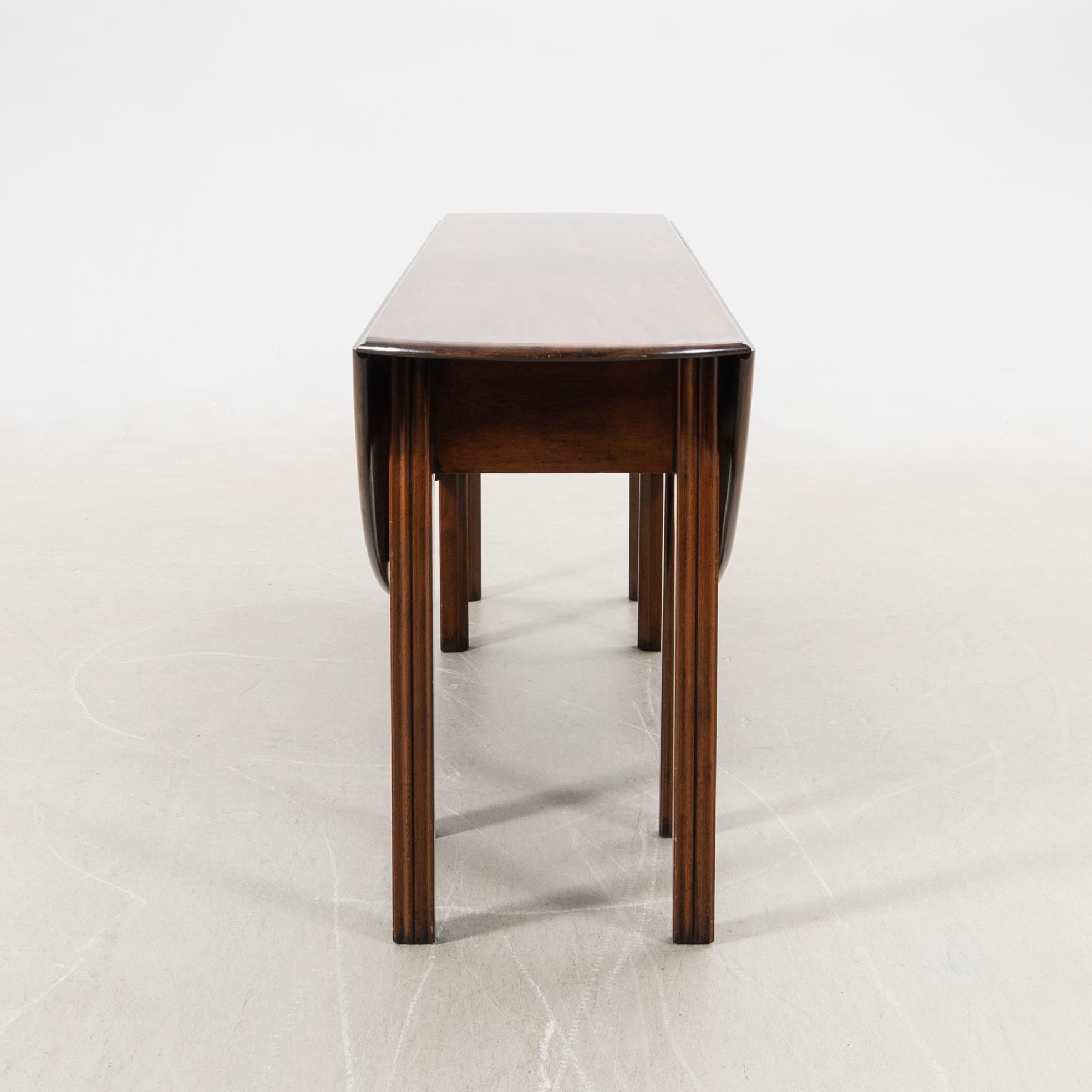 Dining group 11 dlrs England mid-20th century.