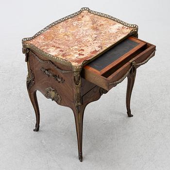 Skåp, Louis XV-stil, omkring år 1900.