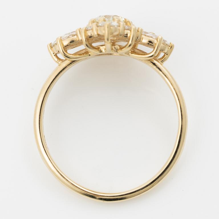 Ring 18K gold set with round brilliant-cut diamonds.